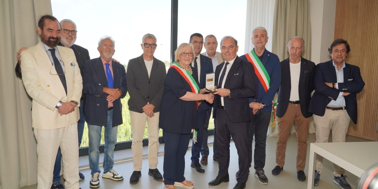 Sviluppo del territorio e logistica: la Fondazione Slala e il presidente Cesare Rossini premiano l’AD di Clf Enrico Peola