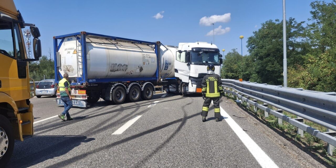 Tortona, questo camion finisce contro il guardrail sulla rampa tra A21 e A7: intervento dei pompieri