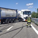 Tortona, questo camion finisce contro il guardrail sulla rampa tra A21 e A7: intervento dei pompieri