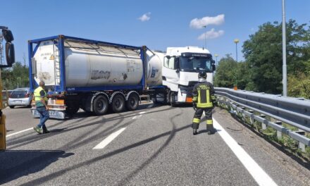 Tortona, questo camion finisce contro il guardrail sulla rampa tra A21 e A7: intervento dei pompieri