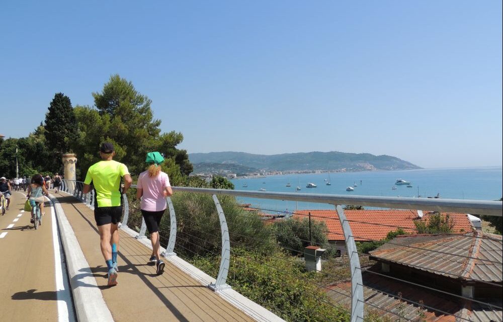 Pista ciclabile a Diano Marina, nuovi arredi urbani: avanti con il piano per il turismo destagionalizzato