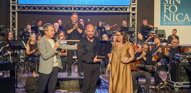 Da Napoli a Sanremo, la musica di Raiz conquista l’Auditorium: a lui il prestigioso Premio Mida