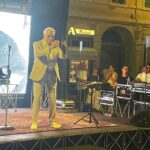 A Diano Marina le immagini di una piazza gremita che applaude Michele. Questa sera l’EMD Festival con i Solid Rockers