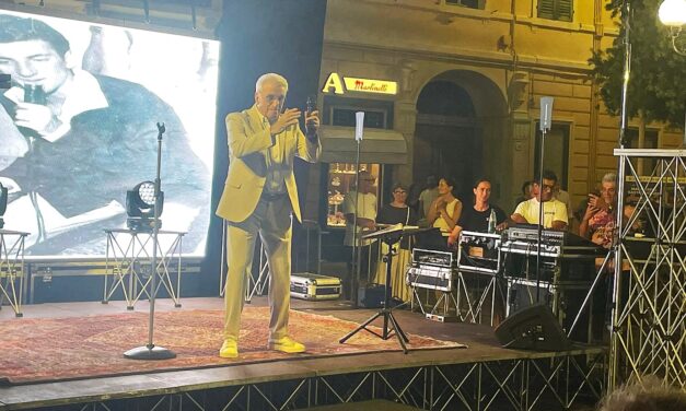 A Diano Marina le immagini di una piazza gremita che applaude Michele. Questa sera l’EMD Festival con i Solid Rockers