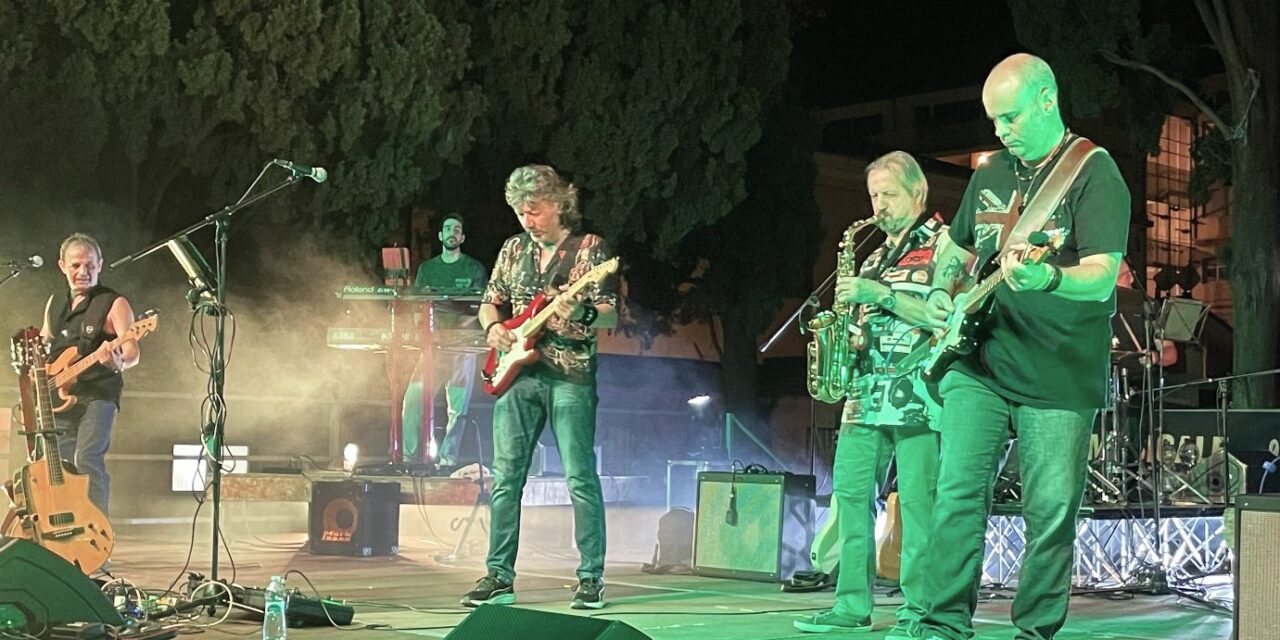 L’EMD Festival parte con un trionfo: il tributo ai Dire Straits fa vibrare il pubblico di Diano Marina. Le immagini