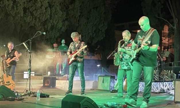 L’EMD Festival parte con un trionfo: il tributo ai Dire Straits fa vibrare il pubblico di Diano Marina. Le immagini