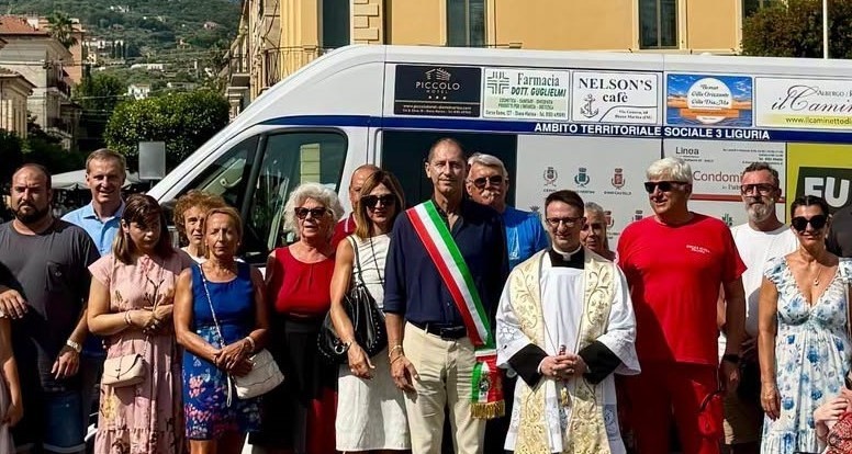 Diano Marina, inaugurato il nuovo mezzo per disabili: percorrerà 140 km al giorno nel Golfo Dianese