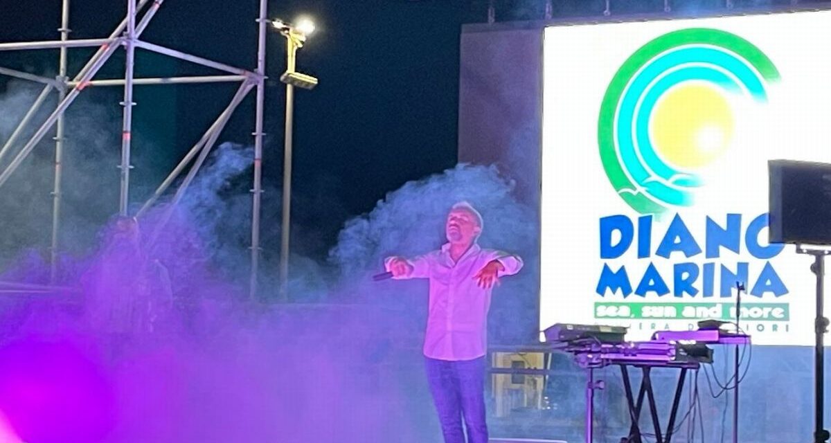 Diano Marina balla con Gianni Rossi: successo per l’esordio al Molo delle Tartarughe e stasera torna la musica live