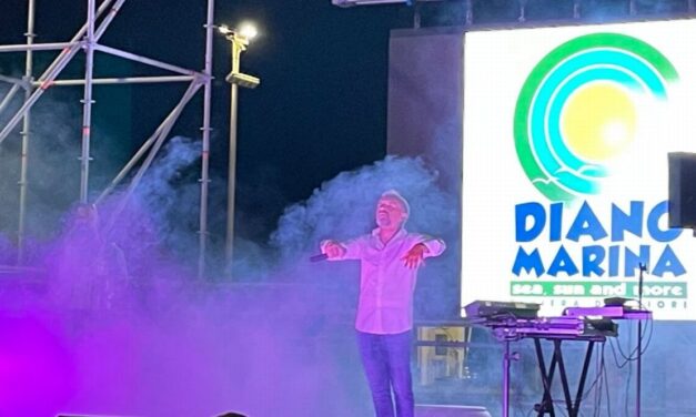 Diano Marina balla con Gianni Rossi: successo per l’esordio al Molo delle Tartarughe e stasera torna la musica live
