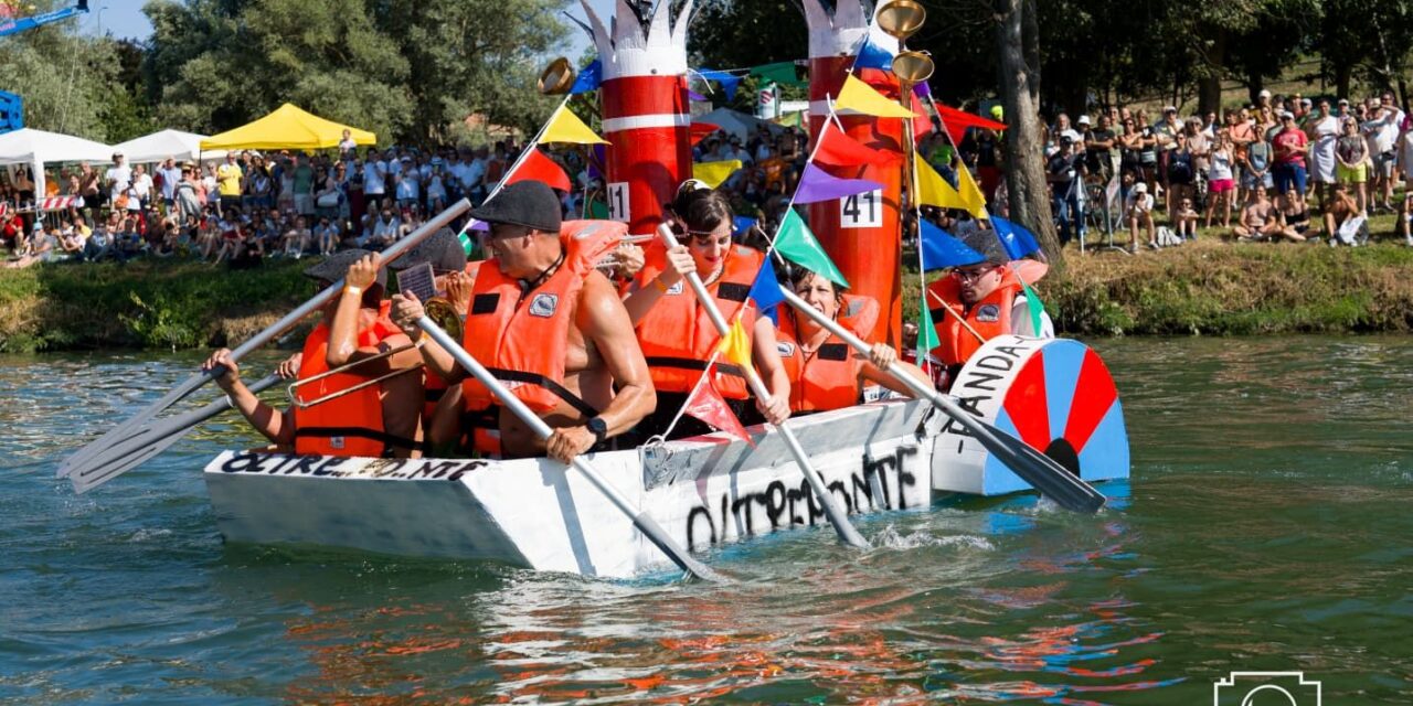 Carnevale acquatico sul Po a Casale: la barca di Oltreponte vince la 10ª edizione di “Galleggia non Galleggia”