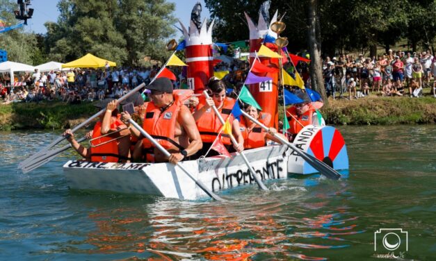 Carnevale acquatico sul Po a Casale: la barca di Oltreponte vince la 10ª edizione di “Galleggia non Galleggia”
