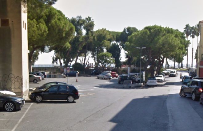 Diano Marina, pini sotto esame in Piazza Virgilio zona del mercato: test di stabilità per la sicurezza
