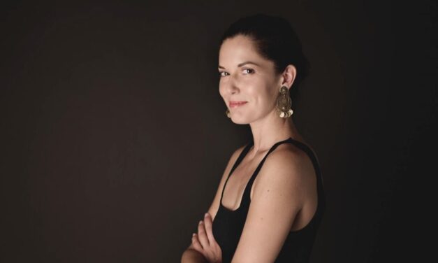 Il mito diventa satira: Arianna Porcelli Safonov porta i suoi “Minotauri contemporanei” al Teatro Romano di Ventimiglia