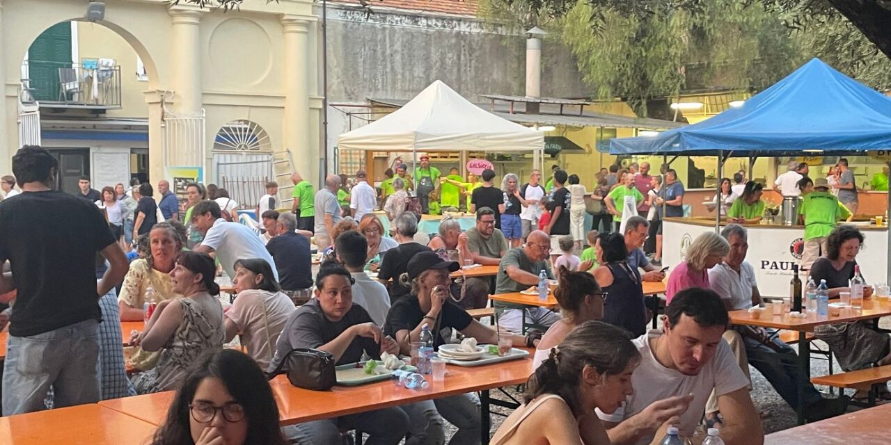 Diano Marina, le immagini del successo per “Evviva l’estate”: cibo e musica dal vivo con la Famia Dianese e stasera si replica