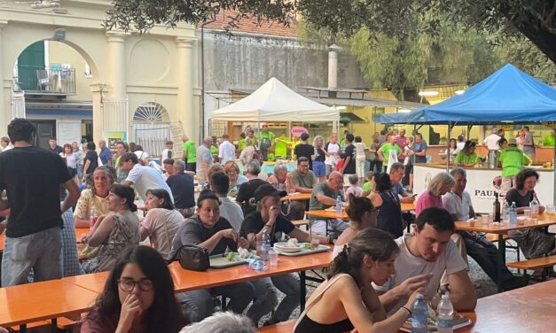 Diano Marina, le immagini del successo per “Evviva l’estate”: cibo e musica dal vivo con la Famia Dianese e stasera si replica