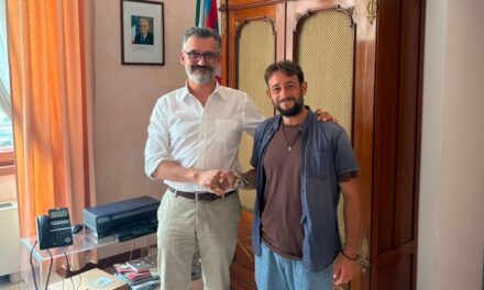 “Call of Peace” a Tortona: il Sindaco Chiodi incontra l’antropologo in cammino verso Bruxelles e firma per la pace