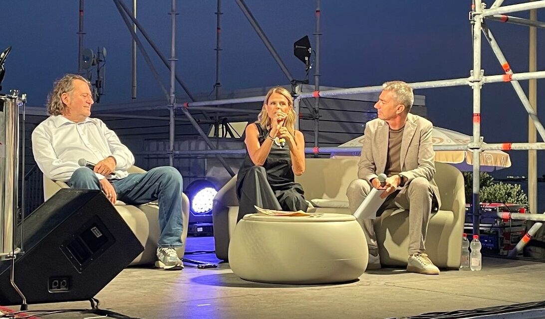 Successo per Tosca a Diano Marina. E stasera il Molo delle Tartarughe si accende con Gianni Rossi. Le immagini