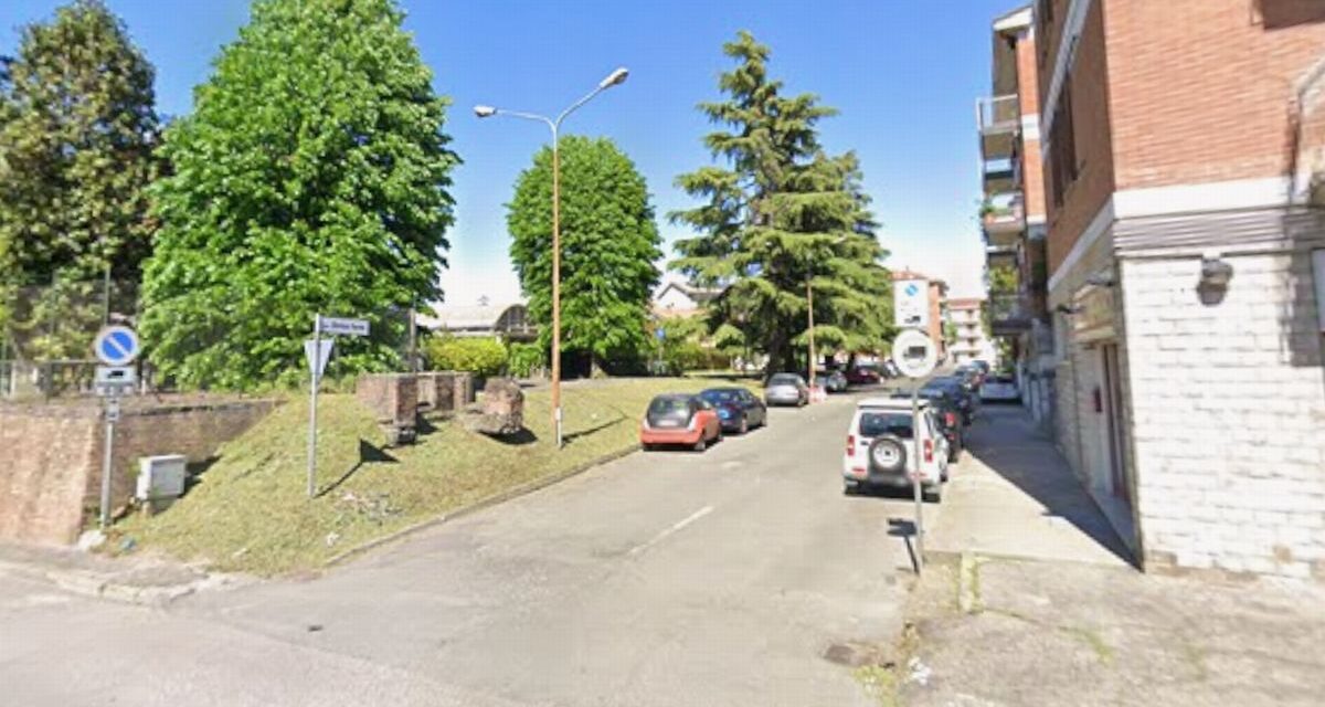 Rivoluzione viabilità a Tortona: scatta il senso unico in via Fermi per salvare i parcheggi dei residenti