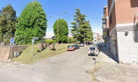 Rivoluzione viabilità a Tortona: scatta il senso unico in via Fermi per salvare i parcheggi dei residenti