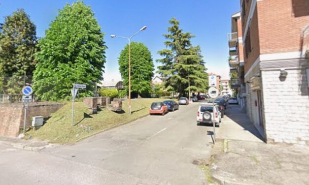 Rivoluzione viabilità a Tortona: scatta il senso unico in via Fermi per salvare i parcheggi dei residenti