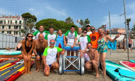 Diano Marina, spiagge accessibili e un mare senza barriere: inaugurata la nuova carrozzina anfibia