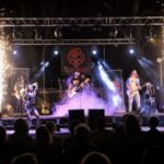 La colonna sonora di una generazione infiamma il Molo delle Tartarughe: arrivano i Mercenari Rock