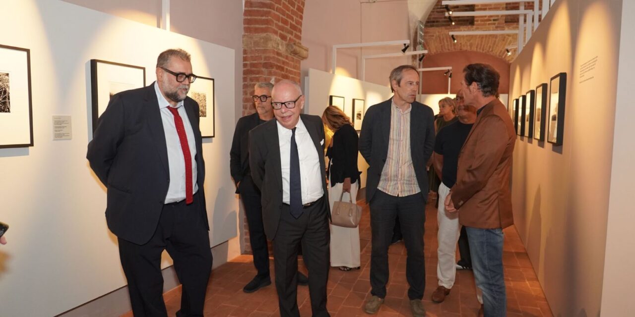 “Nebbie, storie, memorie”: a Palatium Vetus una mostra tra le fotografie di Hofmann e il genio di Umberto Eco