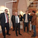 “Nebbie, storie, memorie”: a Palatium Vetus una mostra tra le fotografie di Hofmann e il genio di Umberto Eco