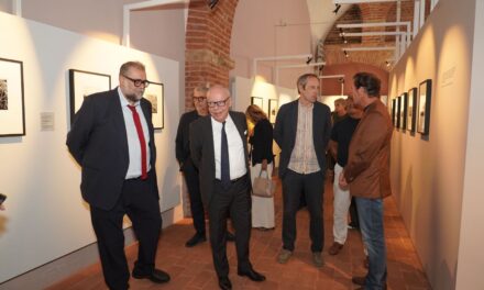 “Nebbie, storie, memorie”: a Palatium Vetus una mostra tra le fotografie di Hofmann e il genio di Umberto Eco