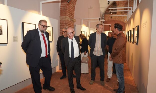 “Nebbie, storie, memorie”: a Palatium Vetus una mostra tra le fotografie di Hofmann e il genio di Umberto Eco