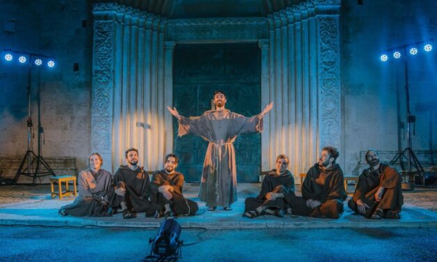 “Il viaggio di Francesco”: al Teatro Marenco di Novi Ligure la vita del Santo raccontata attraverso le sue fragilità
