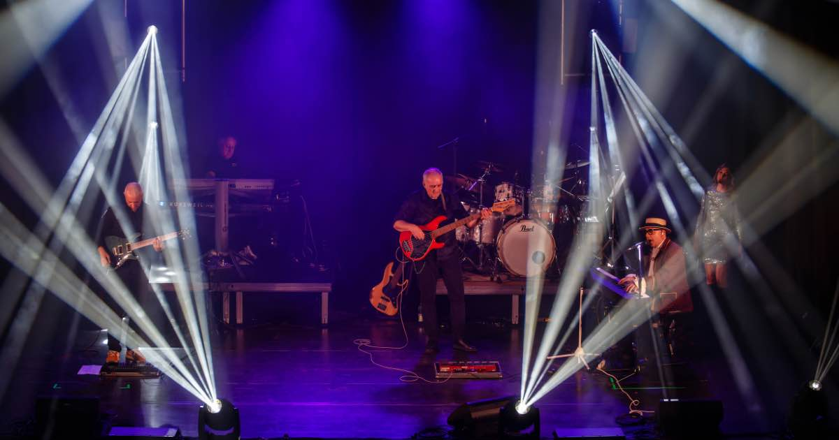 Il mito di Elton John rivive a Diano Marina: debutto in Liguria per la tribute band The One