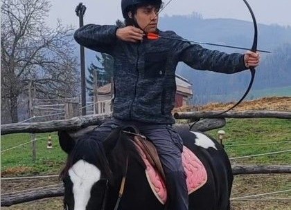 Concentrazione, equilibrio e natura: arriva a Sarezzano l’antica arte marziale del tiro con l’arco a cavallo