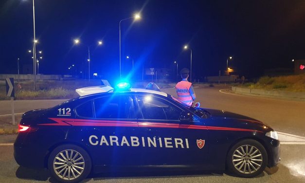 Colpito con una bottiglia rotta per la bici elettrica: i Carabinieri arrestano due rapinatori ad Alessandria