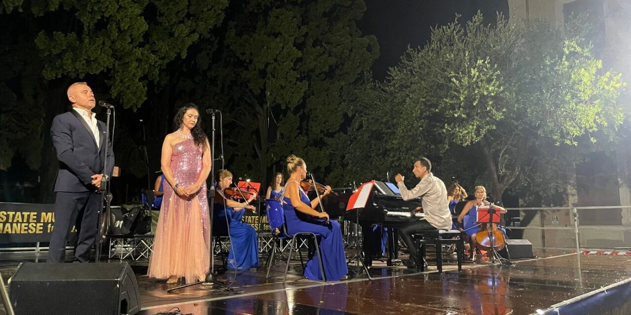 Il temporale non ferma “Una notte a Hollywood”: a Diano Marina trionfa la grande musica de Le Muse
