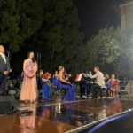 Il temporale non ferma “Una notte a Hollywood”: a Diano Marina trionfa la grande musica de Le Muse