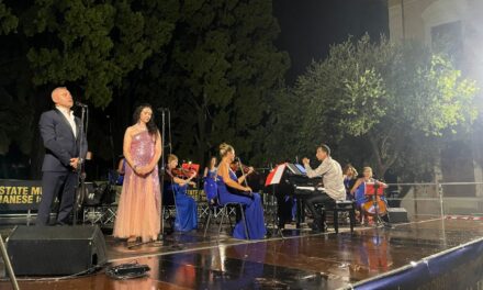 Il temporale non ferma “Una notte a Hollywood”: a Diano Marina trionfa la grande musica de Le Muse