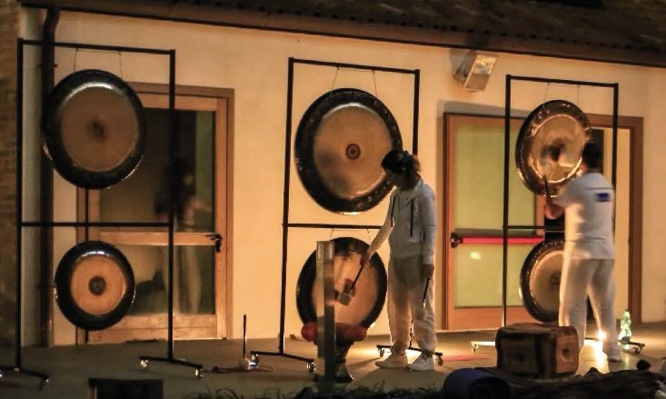 Benessere all’alba: domenica 23 agosto torna il “Bagno di Gong” al Forte di Santa Tecla di Sanremo