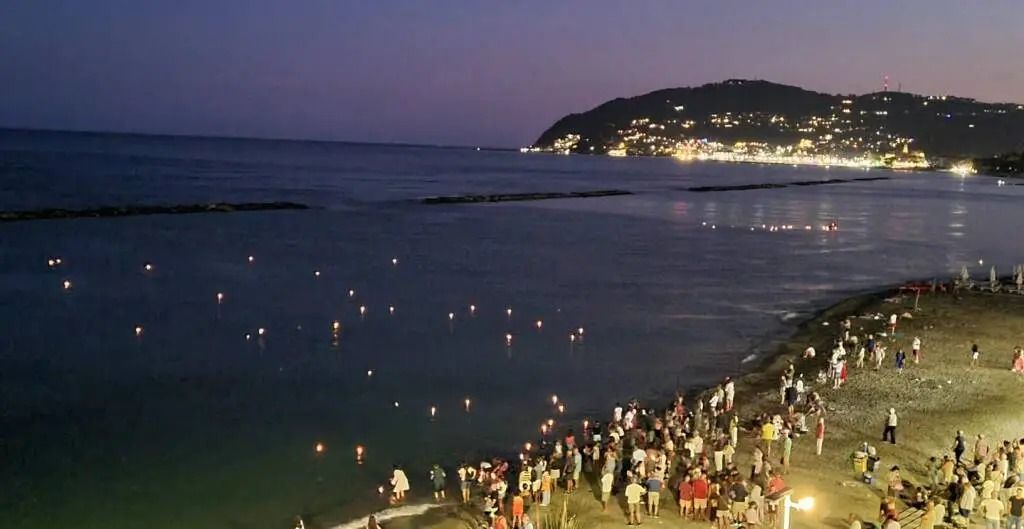 San Bartolomeo al Mare celebra il suo Patrono: dalla suggestiva Notte dei lumini agli eventi musicali