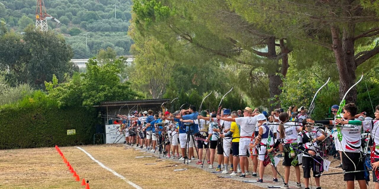 San Bartolomeo, l’assessore Piana al Campionato Regionale di tiro con l’arco: festa per i 45 anni degli Arcieri