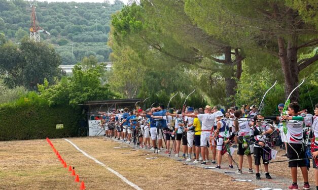 San Bartolomeo, l’assessore Piana al Campionato Regionale di tiro con l’arco: festa per i 45 anni degli Arcieri