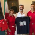 StraTortona 2026: consegnata al Comune la maglietta ufficiale del 6° Memorial Luca Bassi