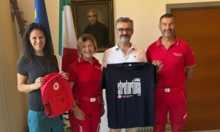 StraTortona 2026: consegnata al Comune la maglietta ufficiale del 6° Memorial Luca Bassi