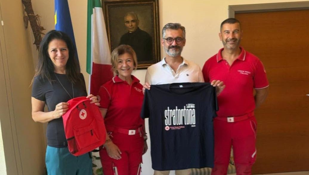 StraTortona 2026: consegnata al Comune la maglietta ufficiale del 6° Memorial Luca Bassi