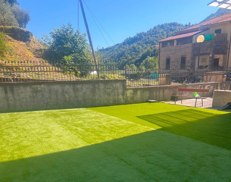 “Spazi più sicuri e accoglienti”: a Ventimiglia un nuovo prato sintetico per la scuola di Torri