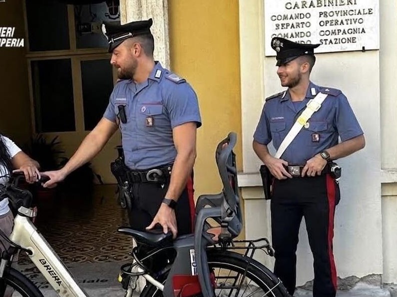 Bici elettrica rubata in piazza Dante a Imperia: ladro incastrato e denunciato dai Carabinieri