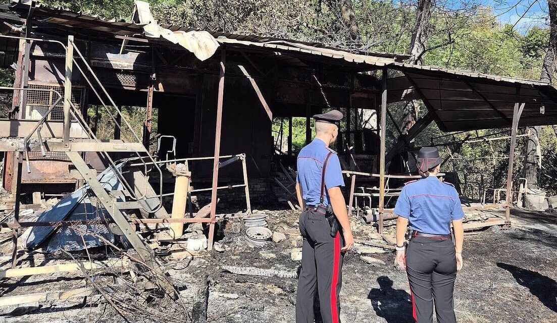 Paura ad Arquata Scrivia per un rogo in un campo: tempestivo intervento per mettere in sicurezza due bombole del gas