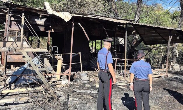 Paura ad Arquata Scrivia per un rogo in un campo: tempestivo intervento per mettere in sicurezza due bombole del gas