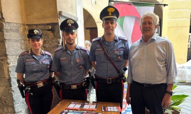 I Carabinieri tra i banchi dell’antiquariato a Pieve di Teco: consigli e vademecum anti-truffa per proteggere gli anziani