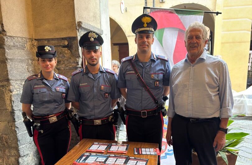 I Carabinieri tra i banchi dell’antiquariato a Pieve di Teco: consigli e vademecum anti-truffa per proteggere gli anziani